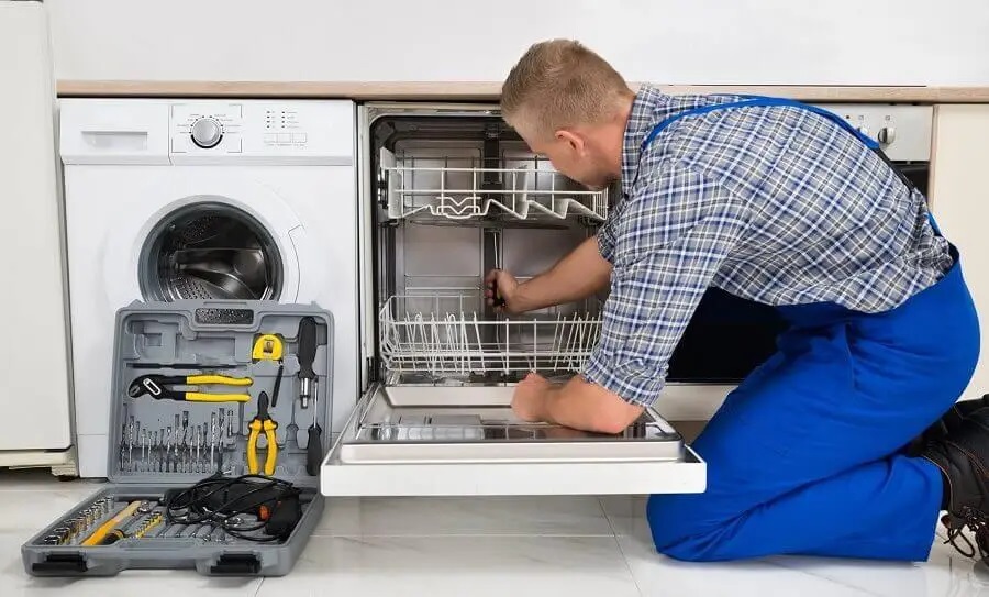 Beydağ Miele servisi teknisyen ekibi beyaz eşya tamiri yaparken